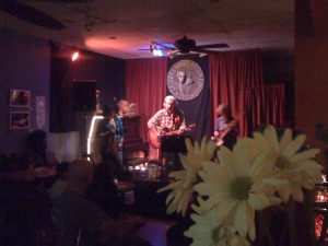 Tom Kell and The Fergusons doing their thing at Viento y Agua.